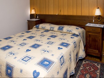 Chambre à coucher avec grand lit La Genzianella